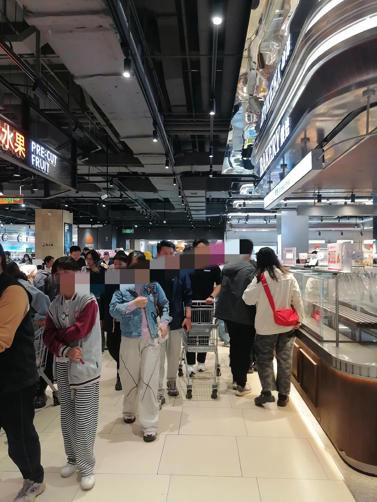 为了购买打折商品，也带着一丝猎奇的心态，昨晚我又去了一趟超市。
原本我以为超市9