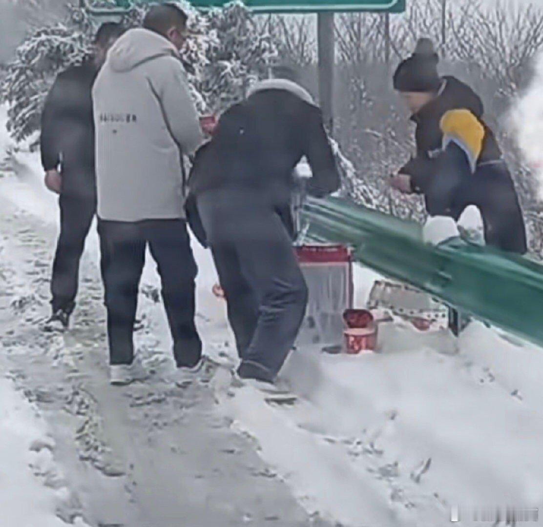 #致敬大雪中最可爱的人#真的感恩，很多孩子都没饭吃，太及时了[赞][赞][赞] 