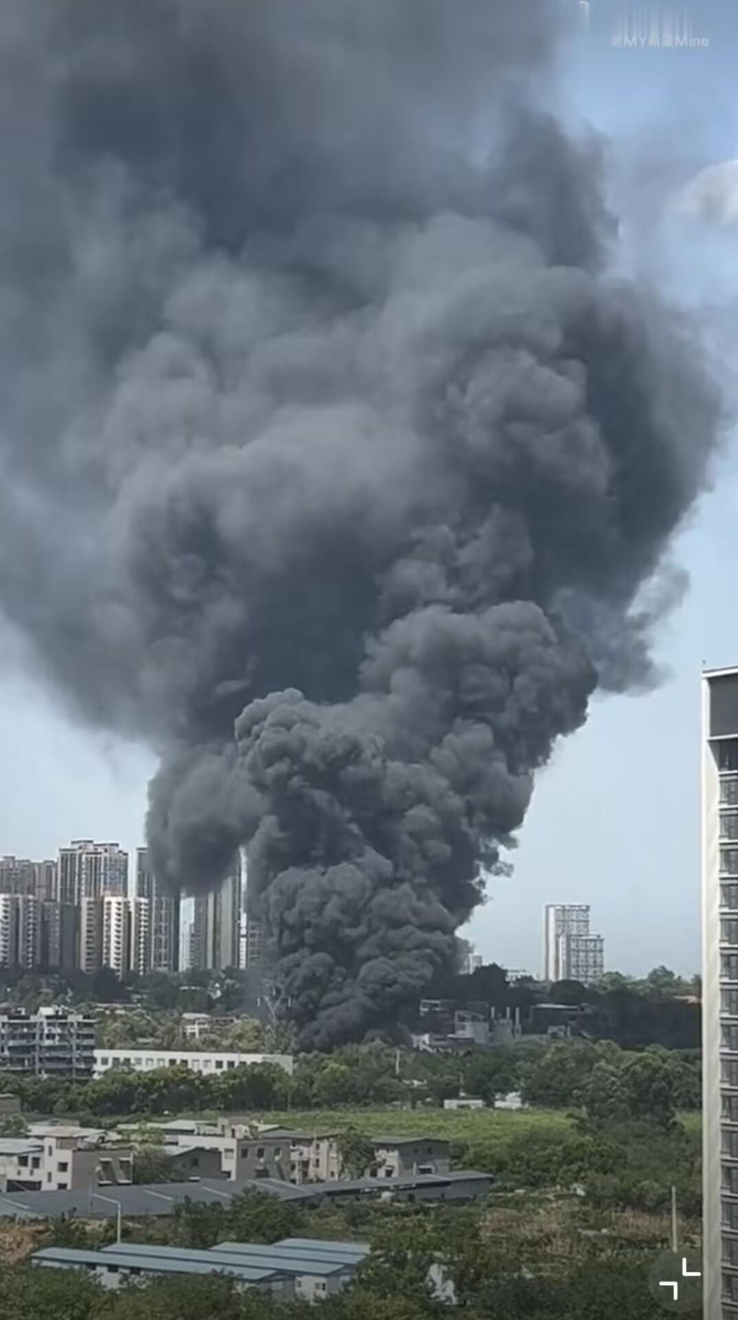 成都火灾好像说是一家仓库突发大火，看着也太吓人了这黑烟，这大哥果然是经历过大事的