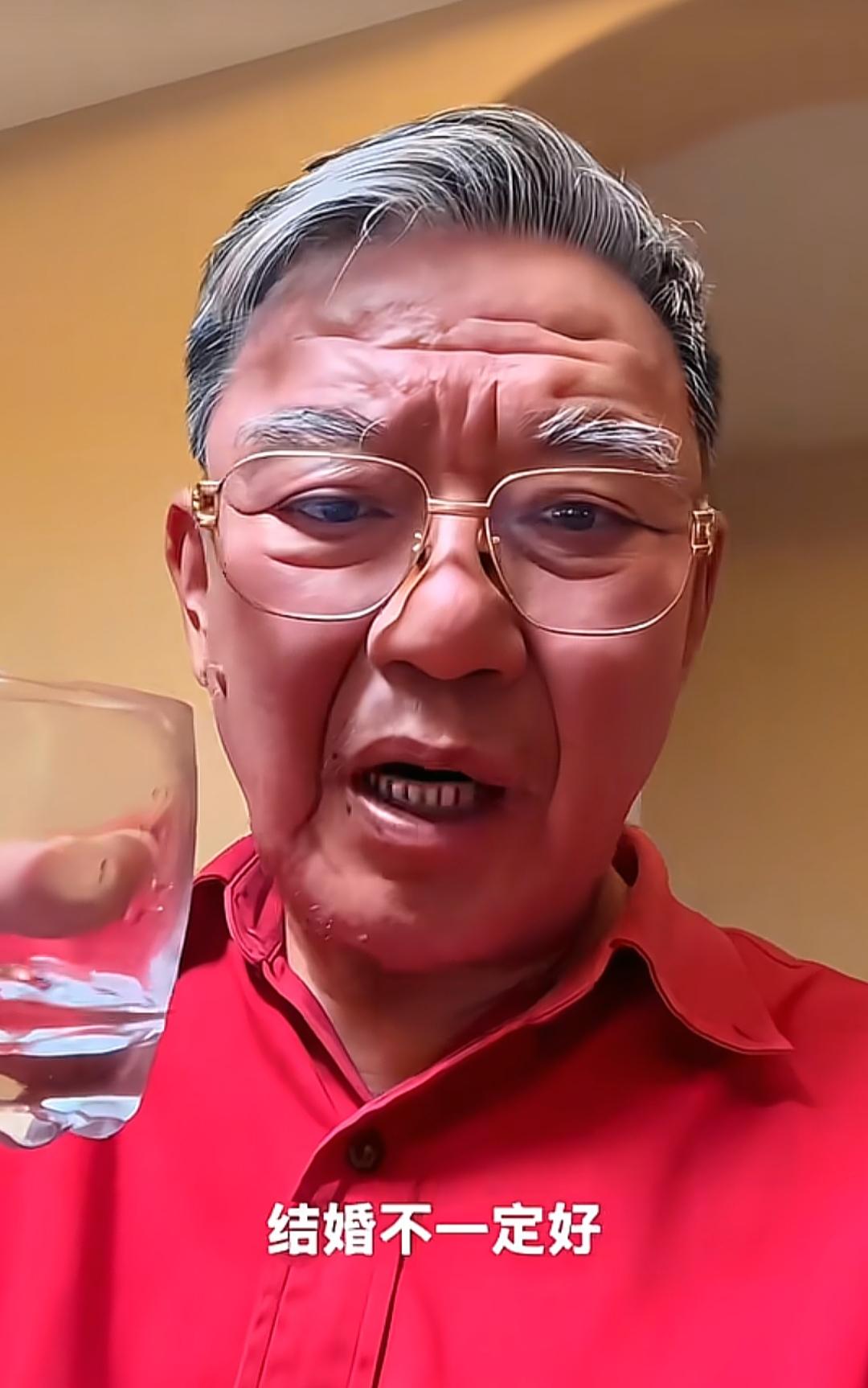 李立群说，
结婚不一定好，
不结婚更不好。

虽然他的三个孩子，
都还没结婚，