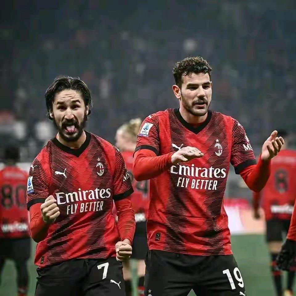🇮🇹
狼狈一家
不是一帮狗不凑一个窝
真Tm的侮辱意大利米兰这座城市