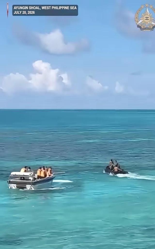 突发！仁爱礁潟湖内，中国海警“棒打”菲律宾海军。7月20日，多家菲律宾媒体报导，