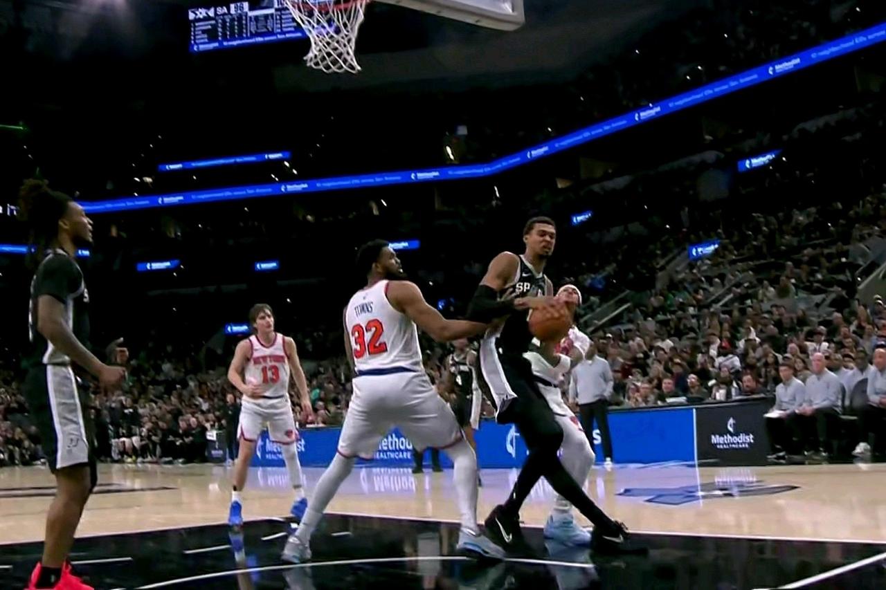 文班亚马不能在伤了！！！

在马刺主场迎战尼克斯的比赛中发生令人担忧的一幕：文班