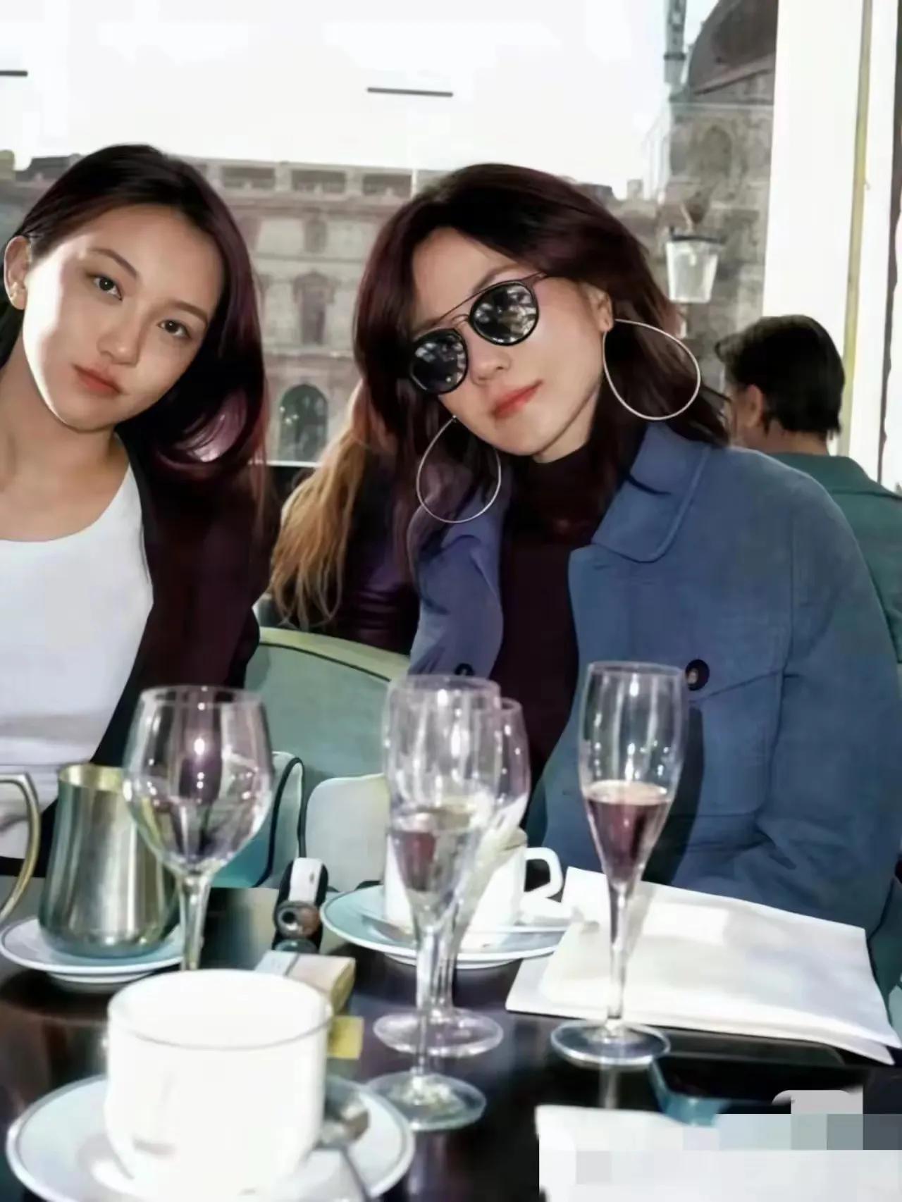 照片中的这个两个女子，是母女关系，但是乍一看，根本就看不出来，现在的生活条件好了