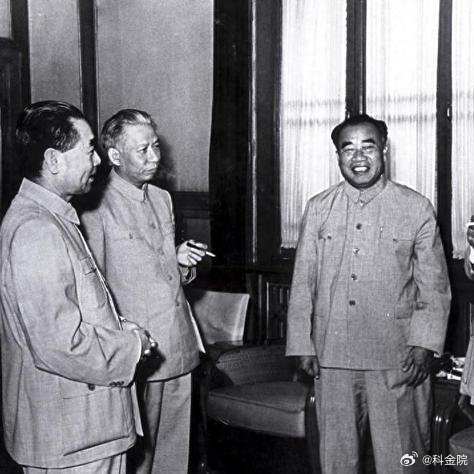 《揭秘历史细节：为何绝大多数开国元勋先追随周总理，数年后才见毛主席？看双核引擎如