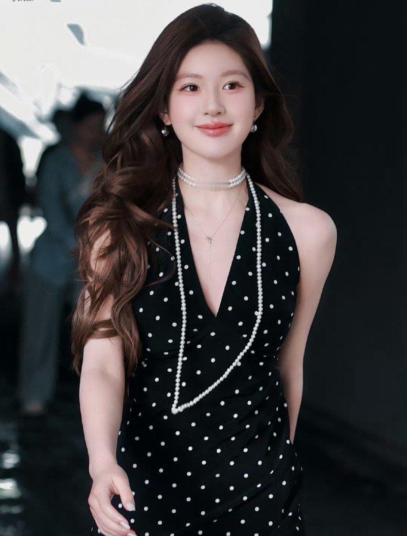 #赵露思的璀璨时刻# 赵露思，如珠光般闪耀的美人，今日上班路透令人惊艳。贵气优雅