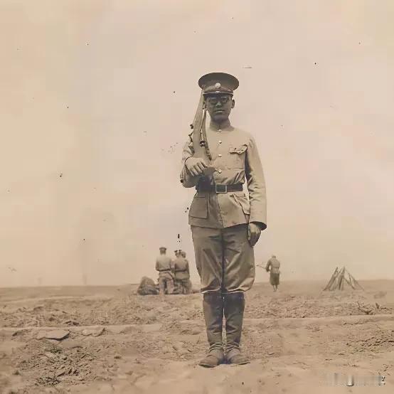 1931年，一位车夫拉着一装满烂猪肠、烂羊肚的棺木送到根据地。战士们被熏得喘不过