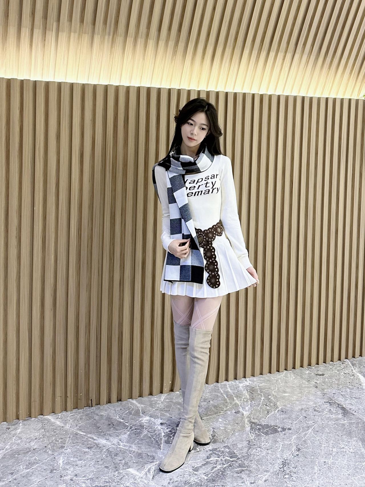 穿搭不仅要注重保暖
更需要展现出层次感与时尚感😎
我觉得我今天戴的啄木鸟围巾无