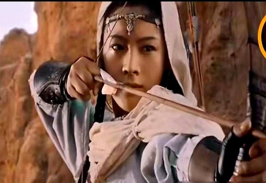 见面第一句不是“你好”，而是“你腿肿了吗？”
 
81岁的袁和平，站着导戏。62