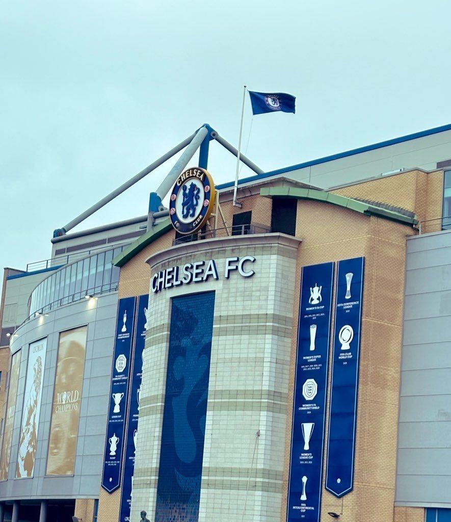 切尔西表示，俱乐部目前运营盈利，相信能够遵守欧足联的规定，并否认需要出售球星来满