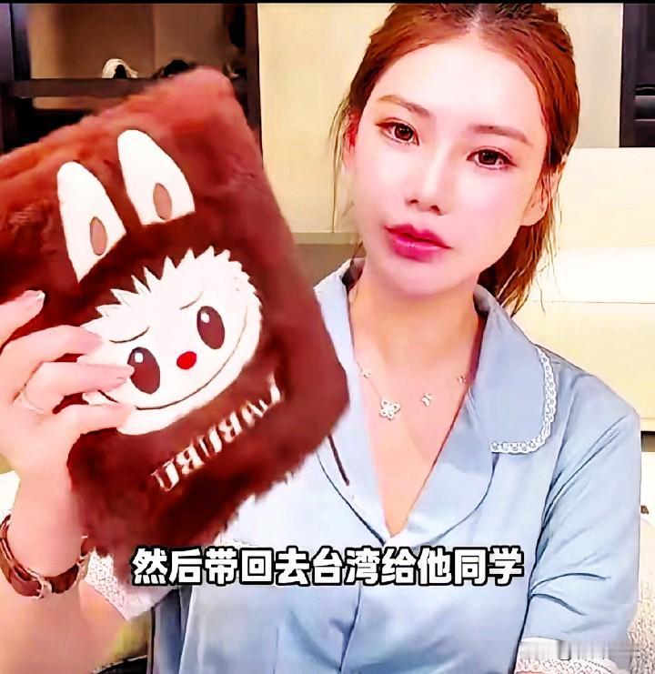 马筱梅真的很会办事儿。
和继女小玥儿逛文具店，
小公主相中一款拉布布笔记本，
马