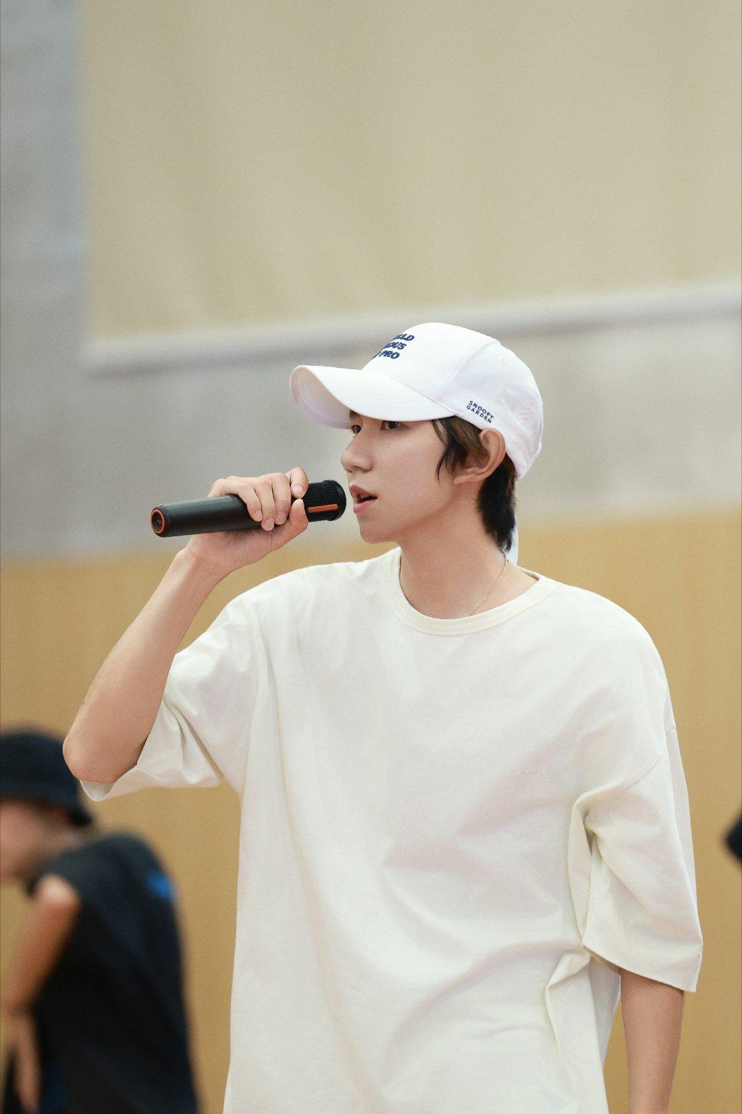 王源王源官宣合肥上海站 大家伙悠着点，我也想要抢到演唱会的票，求求了 