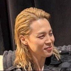套丑而不自知 谁把拖把头扣在了他头上？ 