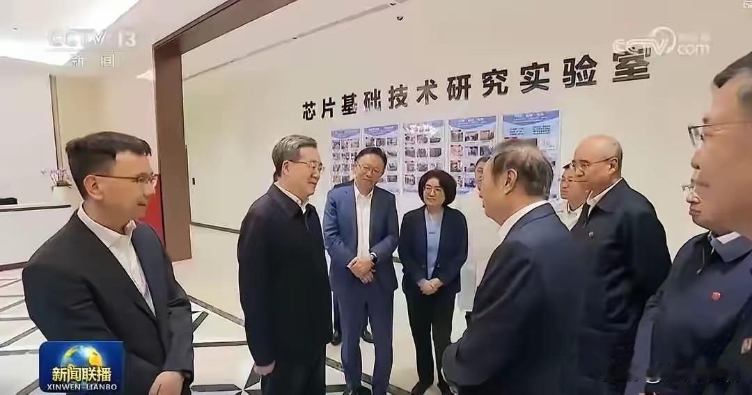 又看到了任老爷子的身影，真的很高兴！

希望他工作之余多多保重身体，有他在，华为