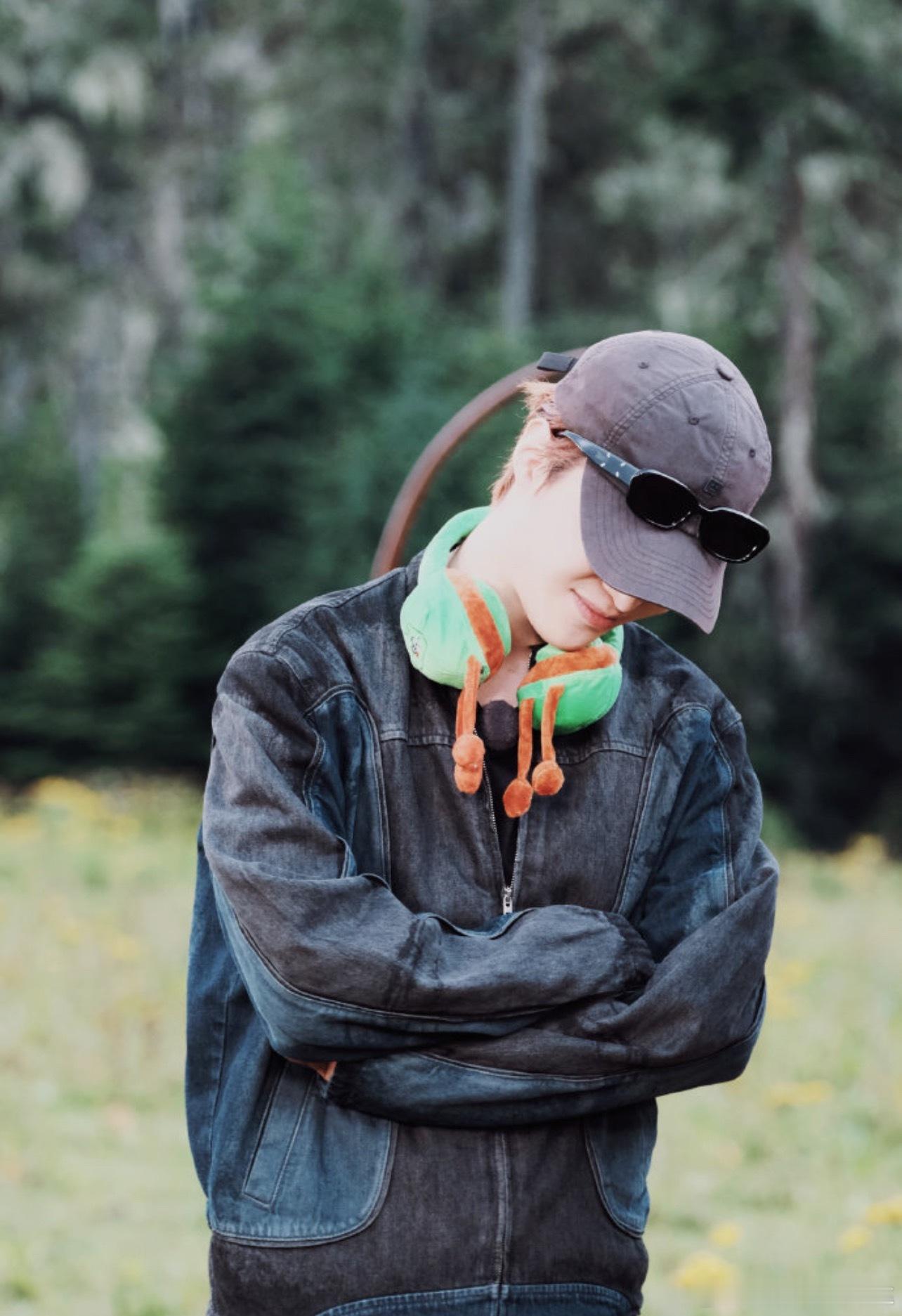 沈腾一头扎进范丞丞怀里一个沈腾一个范丞丞两个人直接承包了我的笑点看到沈腾一头扎进
