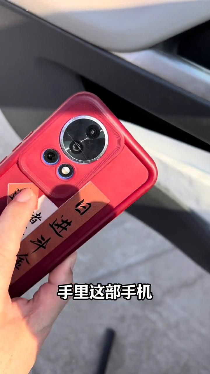 如何清理手机灰尘？简单两步教你学会。
手机的听筒和扬声器该如何清理？接这个操作的