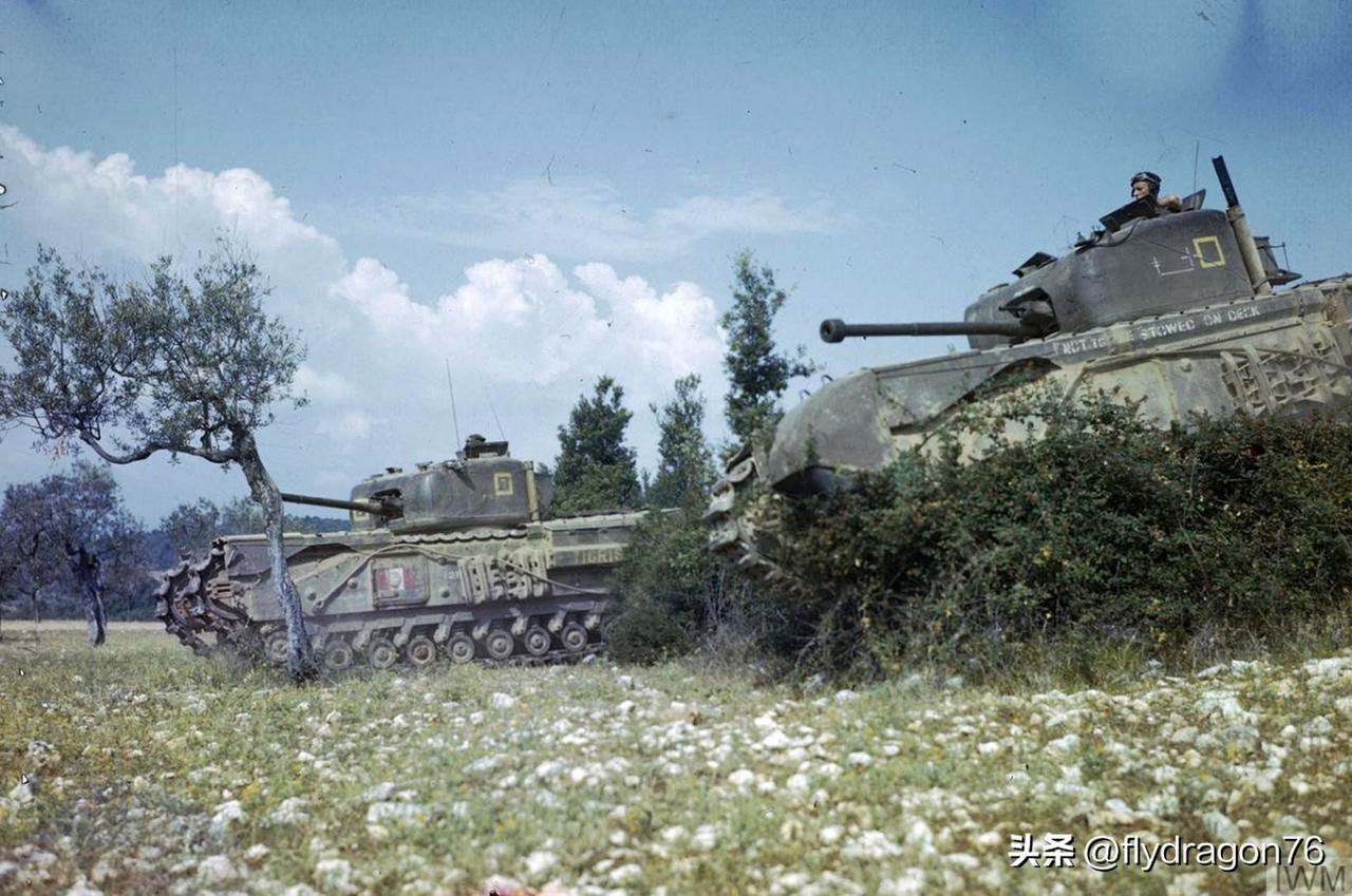 🇮🇹1944年7月，意大利第51皇家坦克团的丘吉尔坦克。

第51皇家坦克团