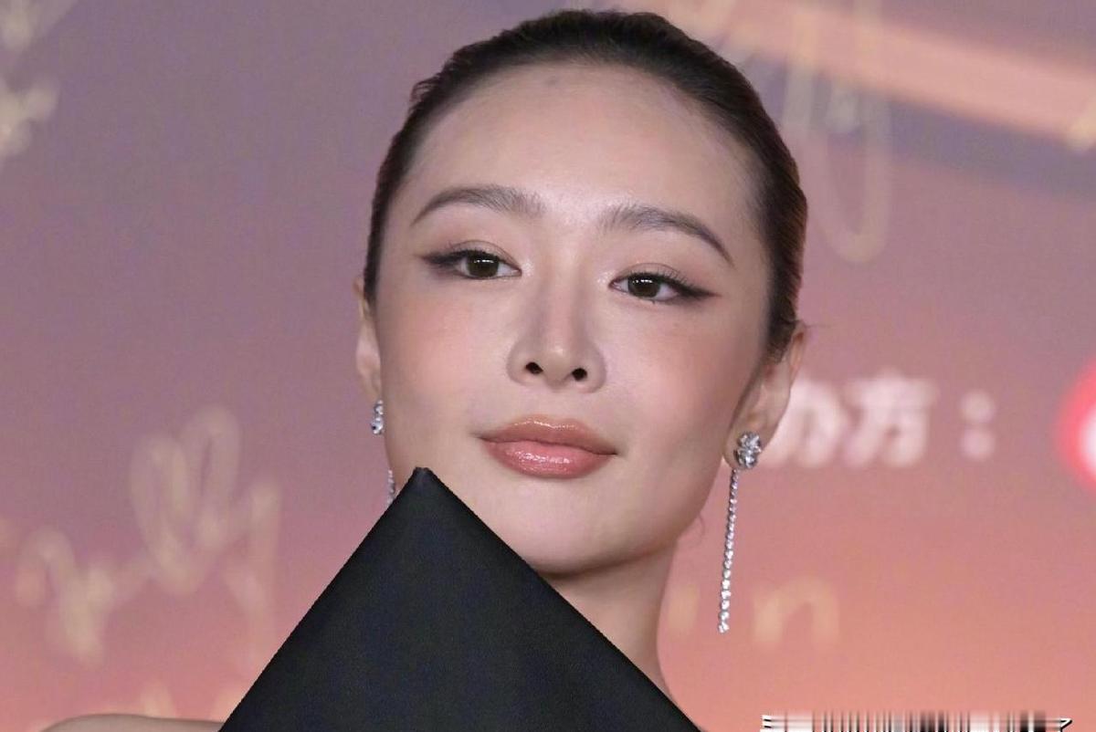 高叶的新写真，脸是真稳，妆是真绝，可那衣领，真像支钢笔戳在脖子上。
不是丑，是太