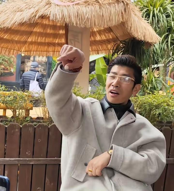 神之手势！张半仙说“看我的手势”，大盘已经见顶了，然后就是向下回调，从高点要回落