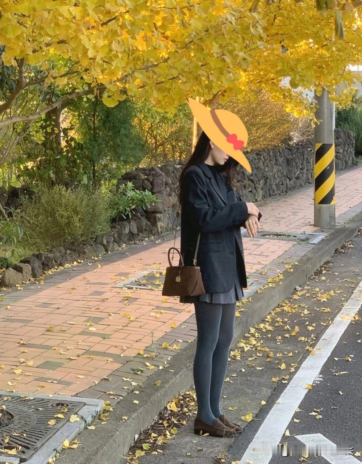 女生在树下看手机
也许是在记录美好瞬间
用手机定格幸福时刻
又或许是在和远方的人