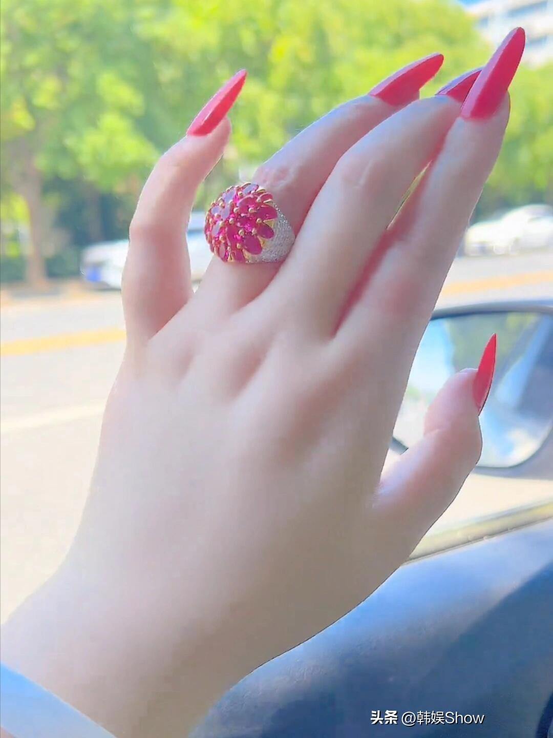 惊艳的红色美甲，搭配闪耀戒指，尽显时尚魅力！💅✨玉手 日常分享 艳红色美甲