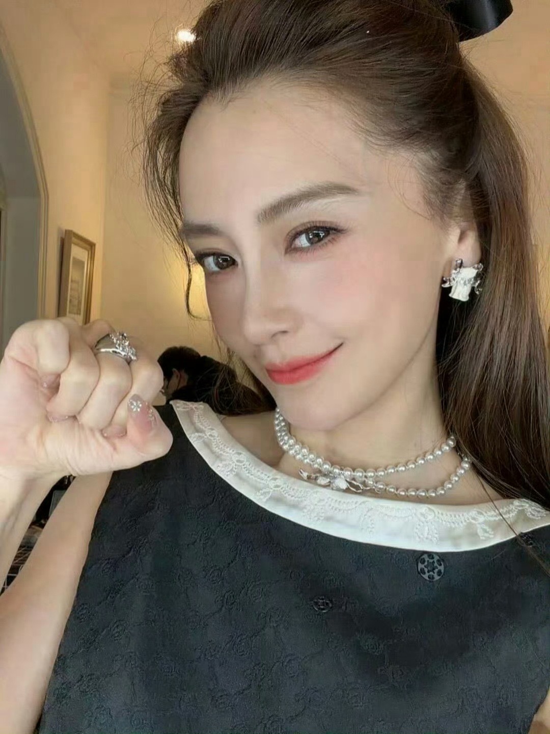 Angelababy自拍营业！可可爱爱的姐宝