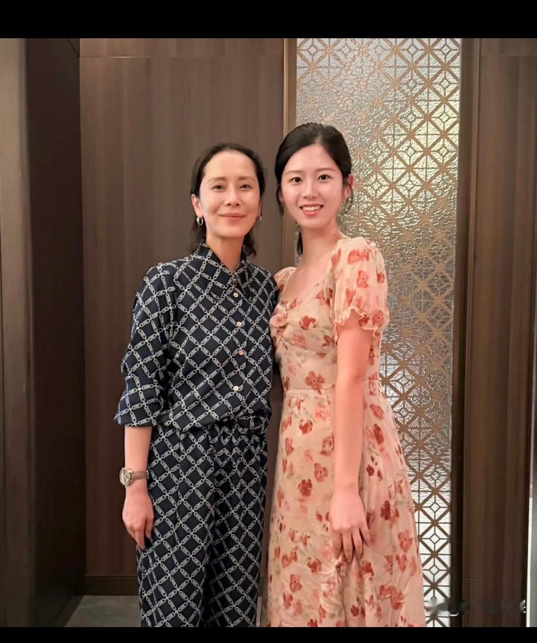 年近五十的海清素颜带儿子现身亲友聚会！
海清素颜略显疲惫，只是她的儿子190的身