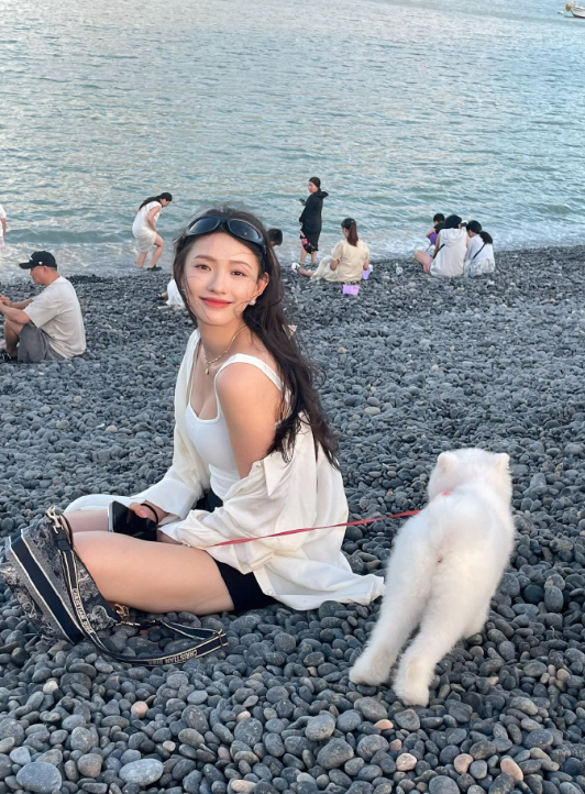#林允白色吊带a甜感#  林允白色吊带满满A甜感！允宝太美了[憧憬]，简单的穿搭