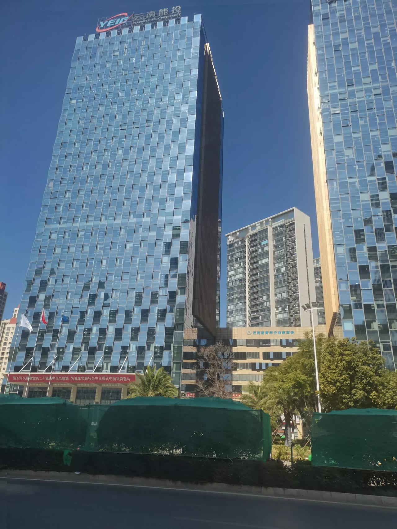 日新路上云南能投建的这个总部大楼，这个玻璃外墙怎么都是凸凹不平？是不是这样更节能