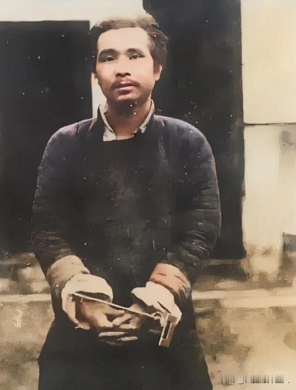 看到这张照片时，他的家人都泪目了！这是临刑前，家人买通狱卒，请人给他拍的，此前，