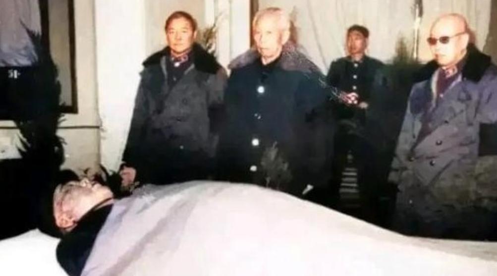 1985年，许世友将军卧病在床，趁旁边无人陪护时，用毛巾勒住自己的脖子死死拉紧，