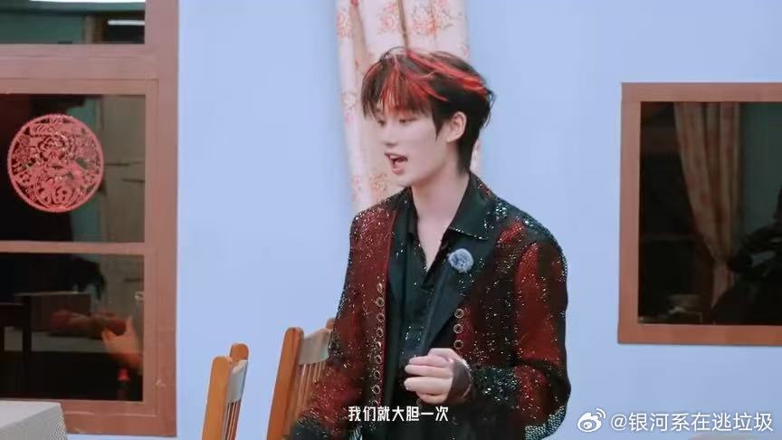 张凌赫丁程鑫边走边转呼啦圈丁程鑫看刘宇宁转呼啦圈的表情开始推理吧张凌赫热成啥样了