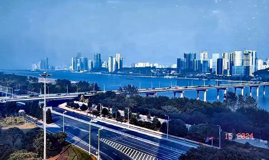从长沙江边的这些地理位置看城市建设的样子都是非常好的，在这这些图片中可以看出，长