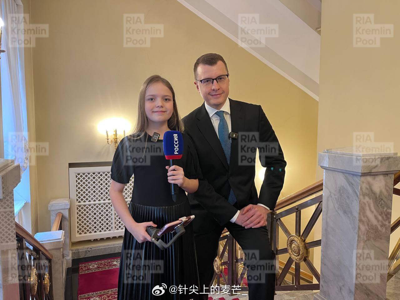 想让记者扎鲁宾退休的女孩维多利亚，今天和他一起出席了在克里姆林宫举行的活动。 