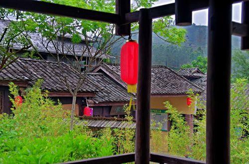 巴马小院，生命桃源


太阳骄傲照耀着小院奇妙的岛
月亮歌谣轻抚着小院梦幻的眉梢