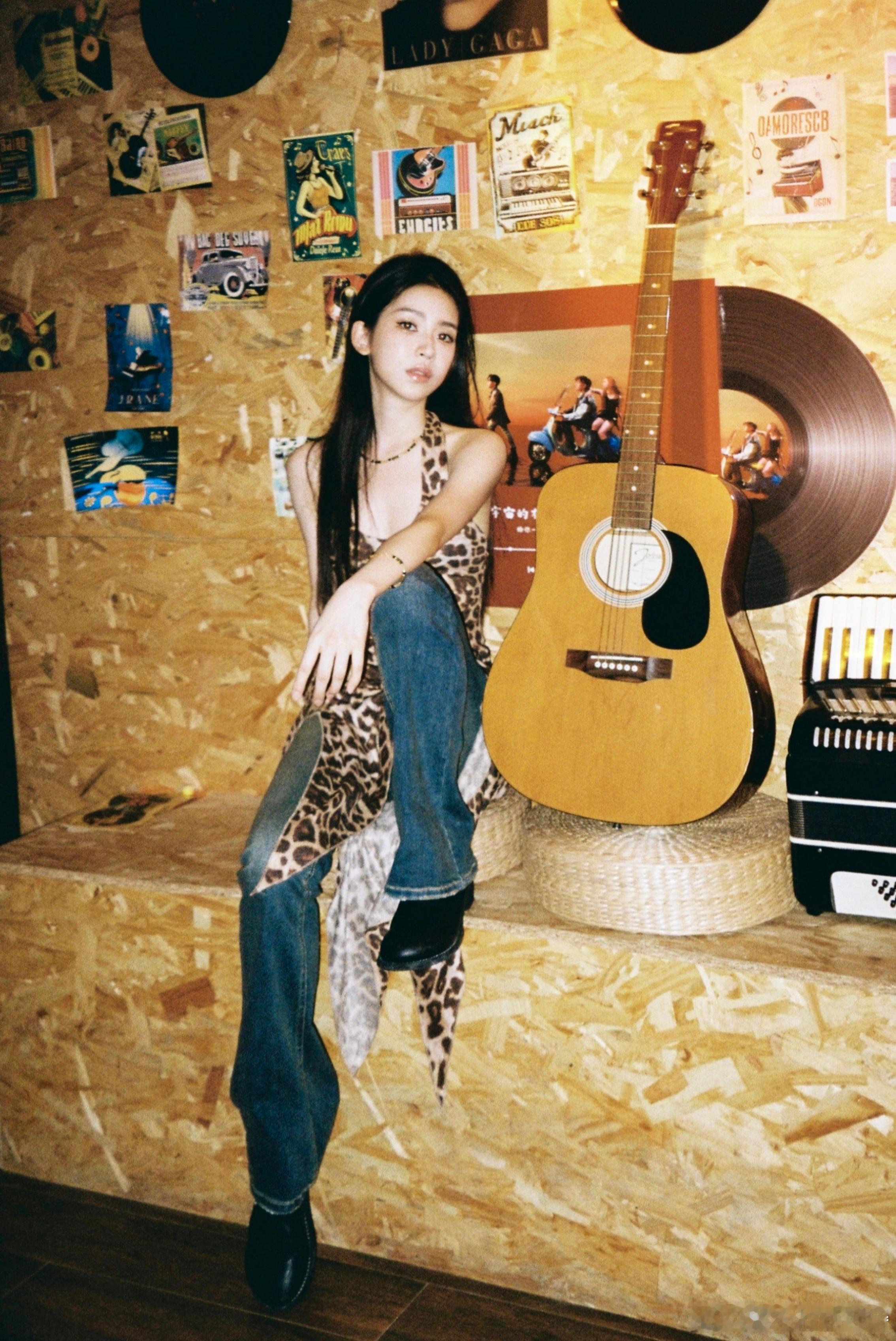 刘梦芮很美丽的千禧年辣妹🥰🥰像是会拿着一把吉他一副耳机一个背包说走就走的洒脱