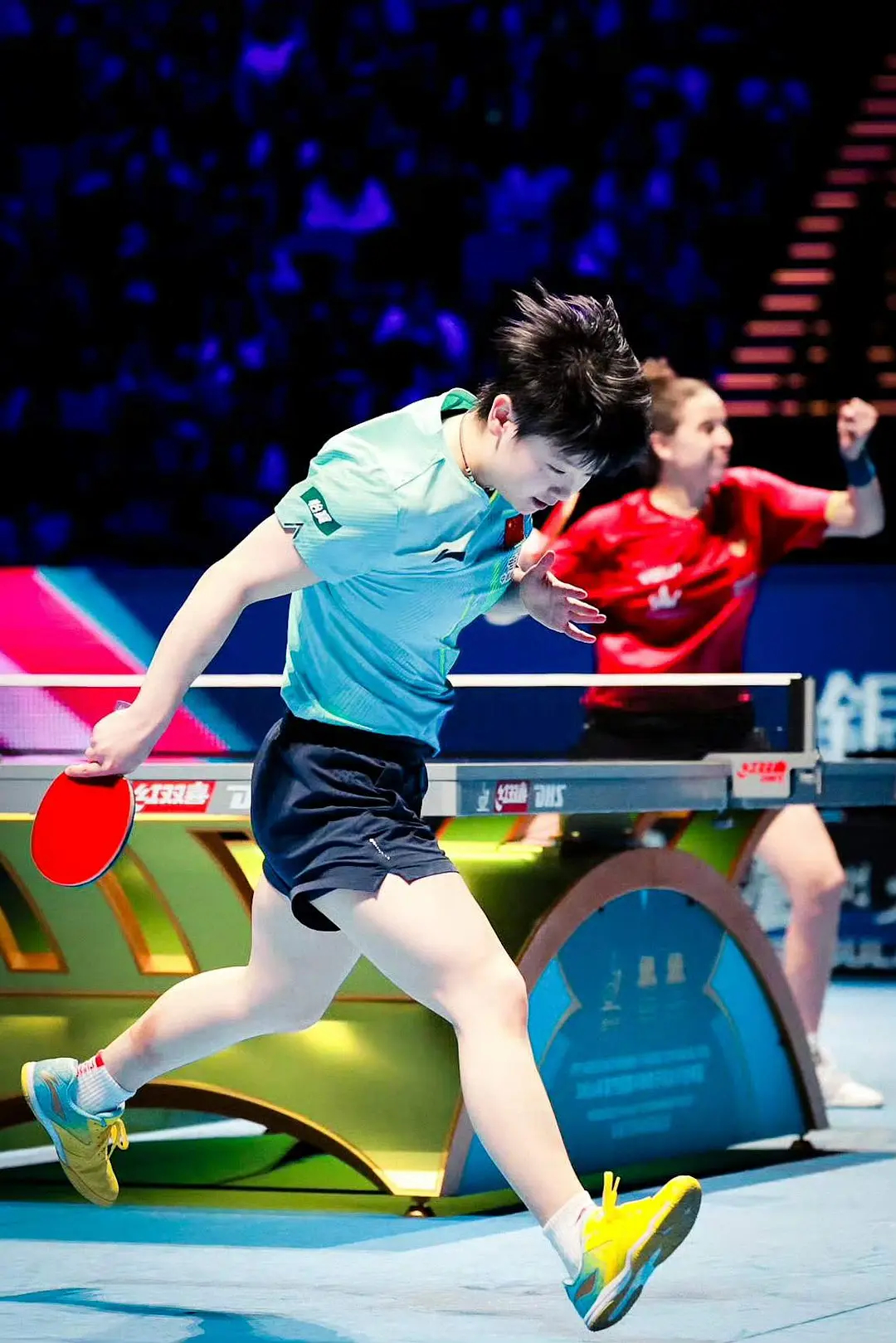 孙颖莎三连冠恭喜孙颖莎成为乒乓球世界杯53年历史上首位实现女单三连冠的选手，创造