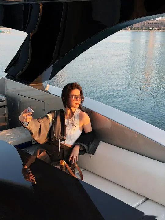 刘亦菲游艇日落plog刘亦菲游艇落日照刘亦菲游艇落日照 