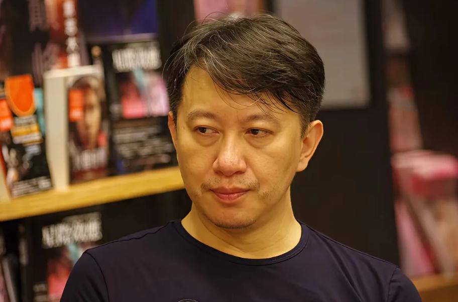 台湾资深媒体人王尚智7月28日发文直言：美国操控多国在地缘军事、贸易上包围中国，