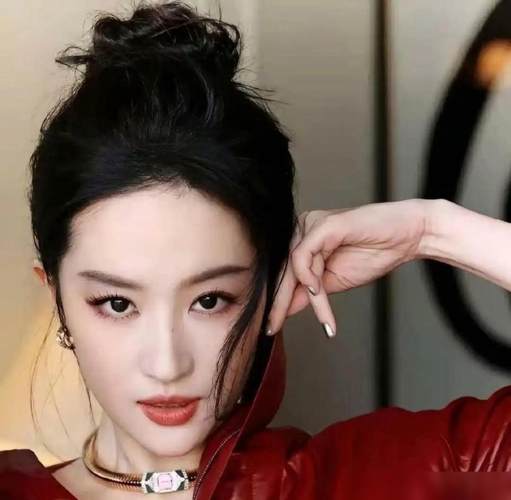 刘亦菲，就离谱。这边785天不进组，那边祖玛珑直接把全球代言砸过来了。
 
圈里