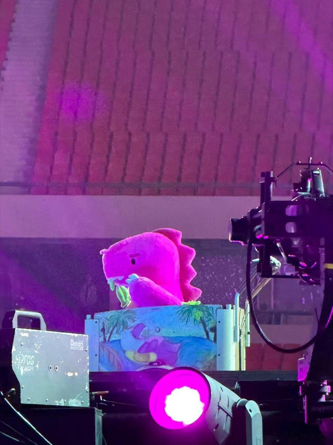 汪苏泷倒骑驴翻新了汪苏泷演唱现场真的很欢乐，倒骑毛驴也非常的萌，气氛真的很好好希