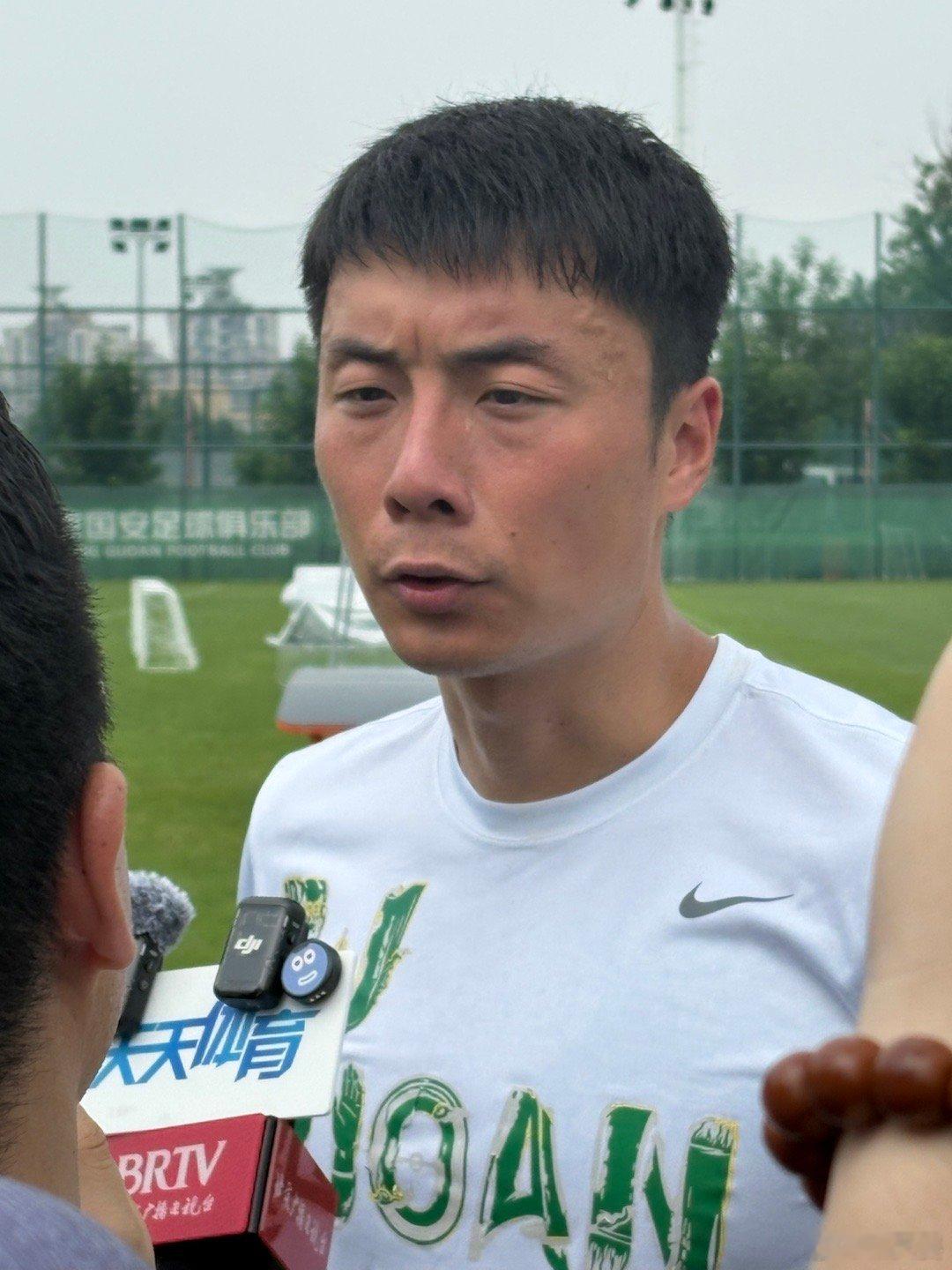李磊说了下，之前的离队传闻，现在球队伤病多，自己选择留下来陪着兄弟们，去冲击最后