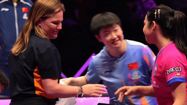 孙颖莎结束比赛开始哄小姐妹了，在哄了在哄了😁

重庆冠军赛，莎莎3-0迪亚兹，