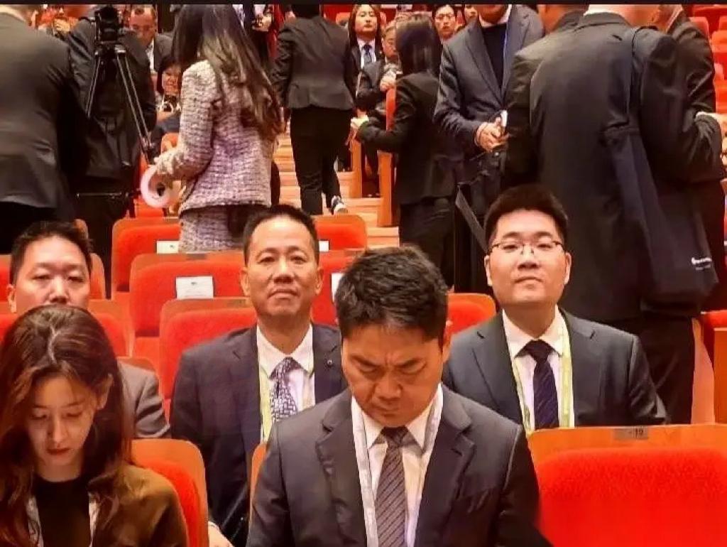 你真以为，到了刘强东那个级别，身边会缺姿色？
也别把奶茶妹妹想得太简单，当年能进