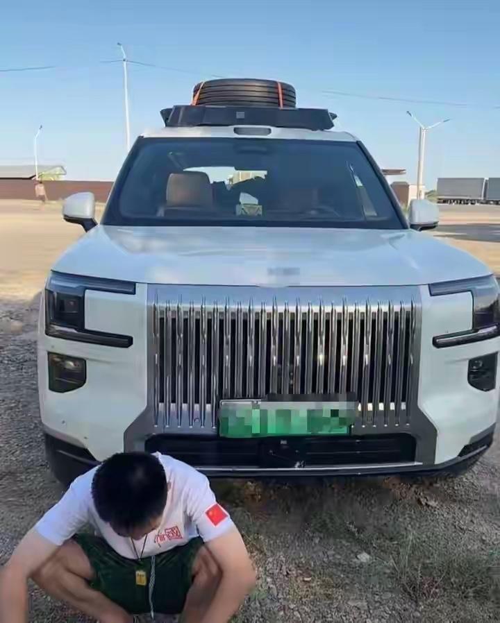 近日，有网友在社交平台发布视频称，自己在跨境自驾的途中，其新能源汽车被厂家远程锁