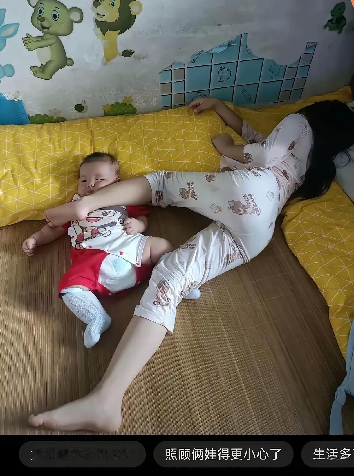孩子:
懒货别压着我，滚一边去！脚丫子熏s宝宝了！不靠谱的娘们！我呸！讨厌！[酷