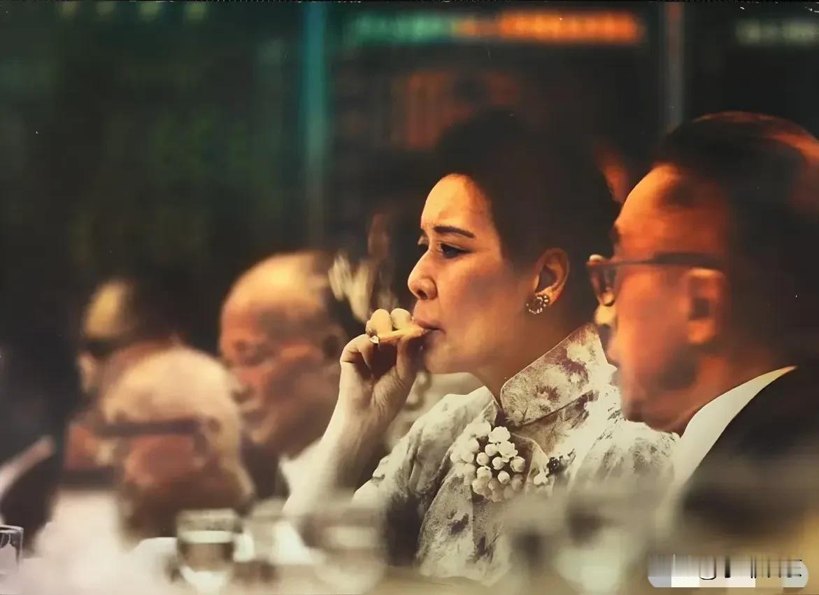 宋美龄是老烟枪，走到哪里抽到哪里，即使重要的宴会也不影响她吞云吐雾、随心所欲。她