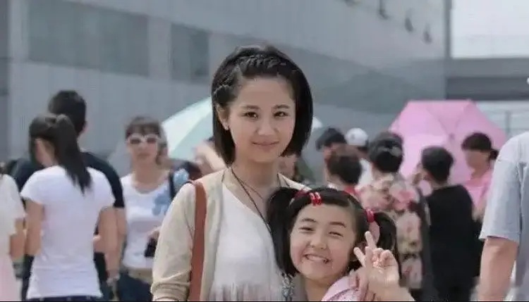 杨紫和张子枫小时候的合影，杨紫比她大那么多呀 ​​​