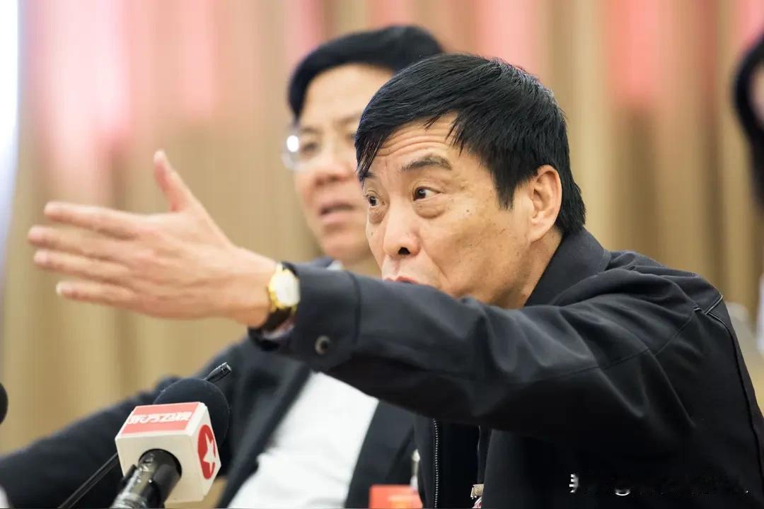 嘿！
上海海港拿到了中超三连冠！让我想起了老陈，不知道他有没有看比赛，毕竟，今天