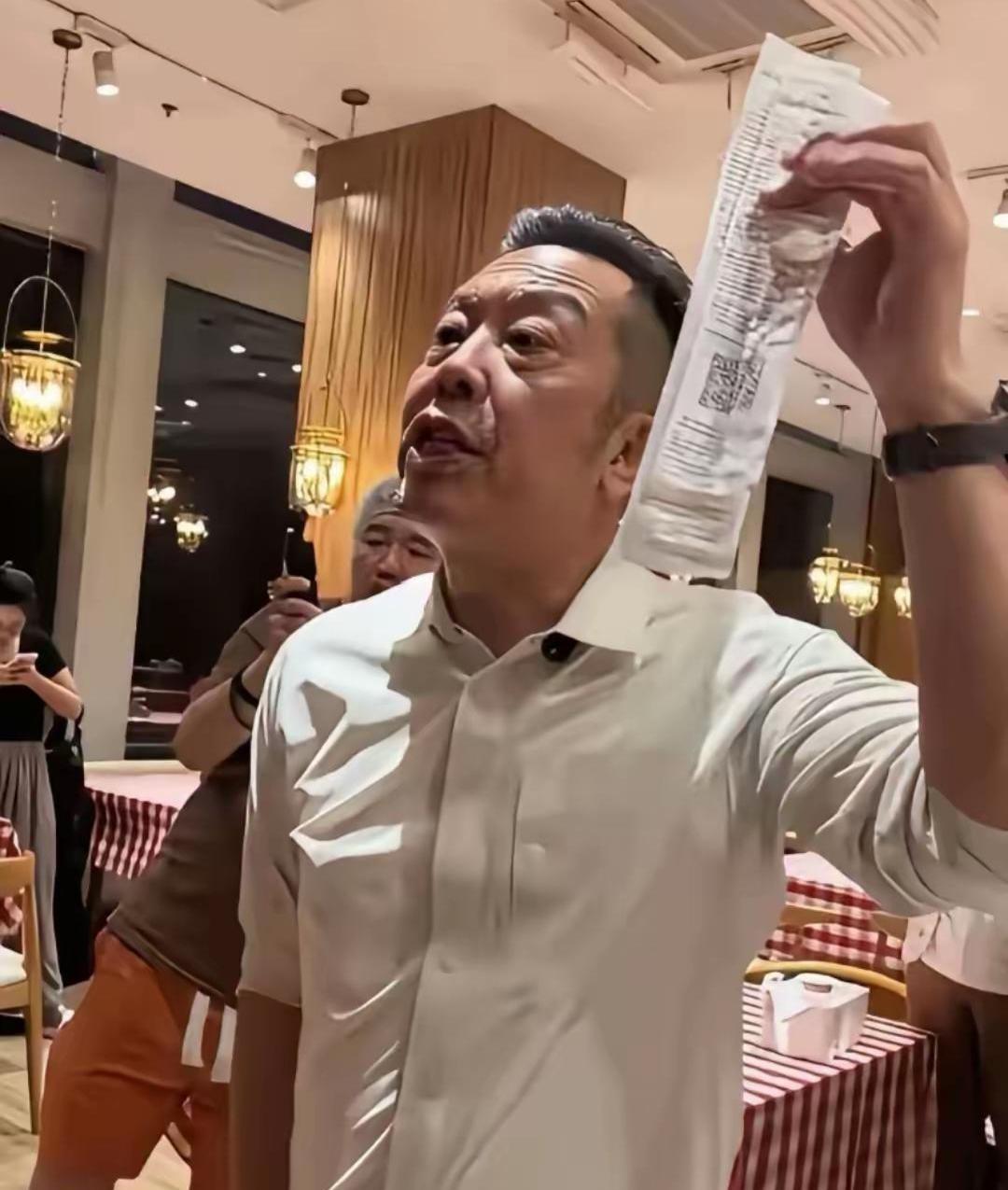西贝如果真的倒闭了和罗永浩没多大关系，主要是贾国龙嘴太硬，非要教网友怎么吃东西，